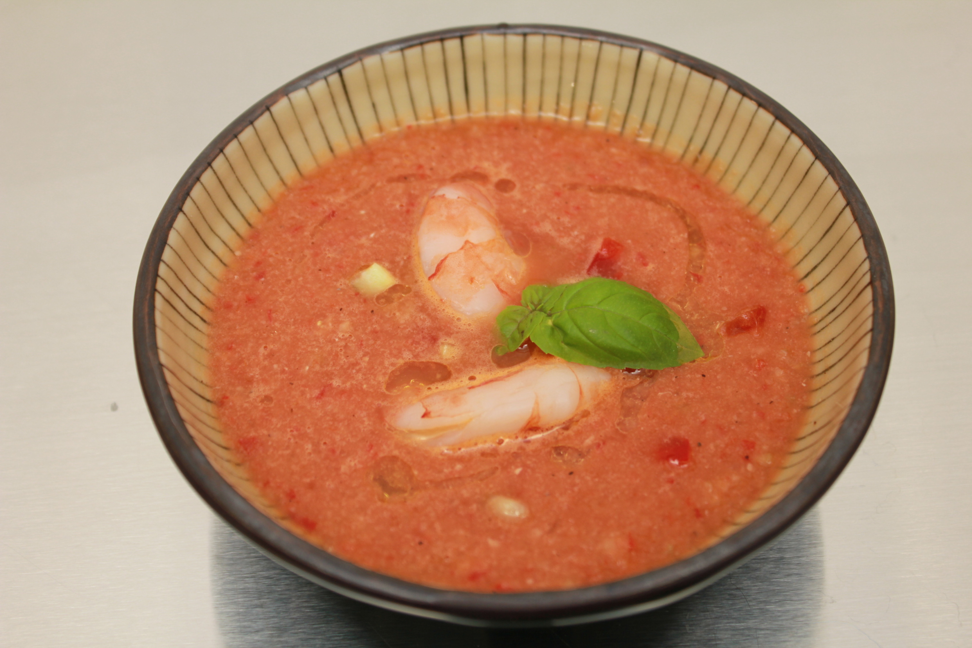 Gazpacho s dekorovanými Sous-Vide krevetami